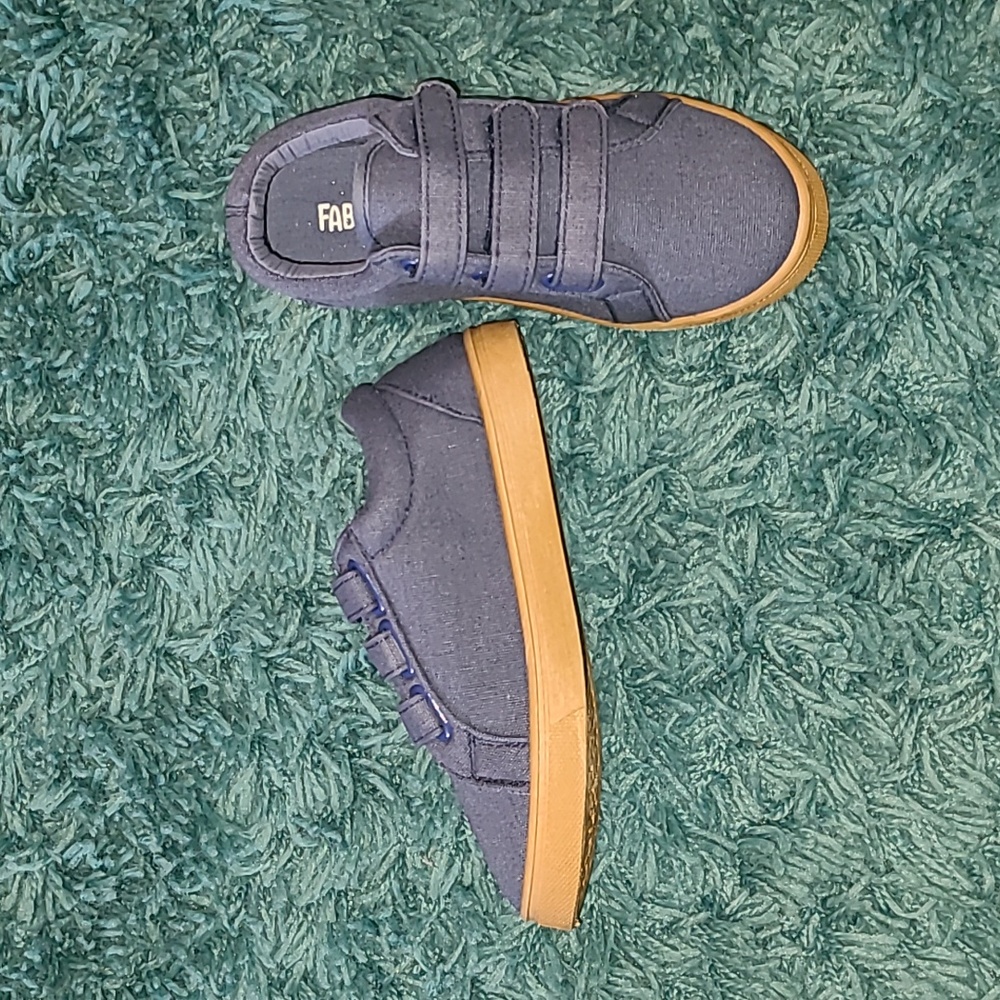 FabKids 3 Strap, Low Top Sneakers, Little Boys, Size 2, Navy